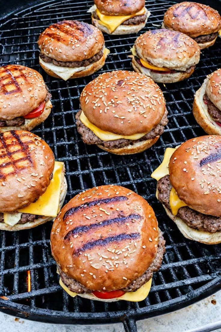 Hamburguesas cocinándose en una barbacoa